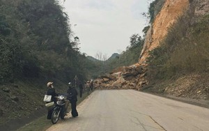 Sạt lở nghiêm trọng trên Quốc lộ 6, nghi đè trúng 2 xe máy