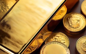 Thị trường ngày 15/12/2025: Vàng neo ở mức cao kỷ lục, xăng dầu có xu hướng giảm giá