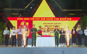 Trao tặng tượng chân dung Bác Hồ và biểu diễn nghệ thuật "Vì Nhân dân quên mình"