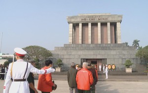 Đoàn đại biểu Người có công với cách mạng TP. Hồ Chí Minh viếng Lăng Bác