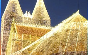 Nhà thờ Đức Bà “lên đèn” đón giới trẻ nhân dịp Giáng sinh