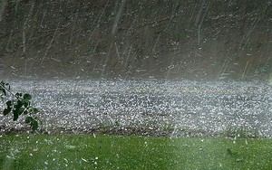 Mưa dông gia tăng ở Trung Bộ và Nam Bộ, cảnh báo lốc, sét, mưa đá, gió giật mạnh