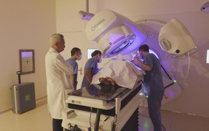 Kết hợp hóa xạ trị tiêu diệt khối u phổi ở người đàn ông hút thuốc lào hơn 30 năm