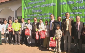 Đoàn bác sĩ Việt Nam khám bệnh, trao quà cho người dân khó khăn tại Chămpasak