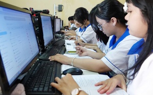 Học sinh TP. Hồ Chí Minh làm quen với thi tốt nghiệp THPT trên máy tính