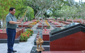 Thủ tướng dâng hương tưởng nhớ Chủ tịch Hồ Chí Minh và các anh hùng, liệt sĩ