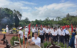 Phó Bí thư Thành ủy TP.HCM viếng Nghĩa trang Hàng Dương
