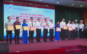 Gặp mặt y, bác sĩ tham gia đoàn khám sức khỏe cho quân dân tại Trường Sa