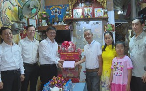 Trưởng Ban Tuyên giáo và Dân vận Thành ủy TP.HCM thăm, tặng quà các gia đình chính sách tiêu biểu