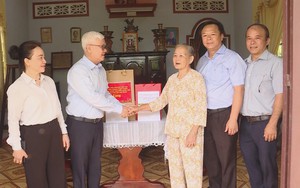 Trưởng Đoàn Đại biểu Quốc hội TP.HCM thăm, tặng quà gia đình chính sách