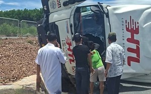 Xe tải lật nghiêng ở Hà Tĩnh, người dân phá kính giải cứu tài xế