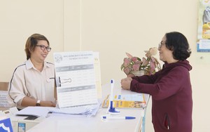 Người cao tuổi mong tiếp tục được hỗ trợ thẻ BHYT sau sáp nhập