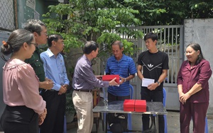 Phó Chủ tịch Ủy ban MTTQ Việt Nam TP.HCM thăm, tặng quà các gia đình bị ảnh hưởng bởi bão Wipha