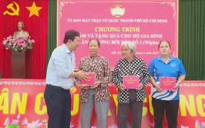Ủy ban MTTQ Việt Nam TP.HCM thăm, tặng quà cho 5 hộ gia đình bị ảnh hưởng bão số 3