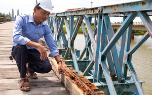 Hạ giải cầu Hiền Lương để tu bổ, sơn mới 2 màu, lát ván gỗ lim Lào