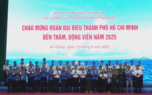 Đoàn đại biểu TP.HCM thăm hỏi, động viên cán bộ, chiến sĩ và Nhân dân tại vùng biển Tây Nam