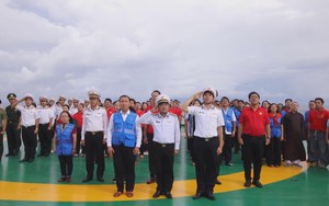 Đoàn đại biểu TP.HCM đến thăm cán bộ, chiến sĩ Nhà giàn DK1