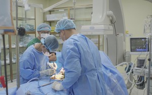 Bệnh viện Đa khoa Xuyên Á TP.HCM cứu sống cụ ông 76 tuổi bằng kỹ thuật EVAR