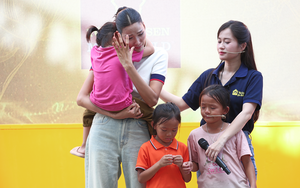 Hoàng Thùy bật khóc khi bé gái mất mẹ ôm chặt mình không rời