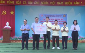 Đoàn trí thức TP.HCM tặng quà gia đình chính sách, học sinh khó khăn tỉnh Cao Bằng