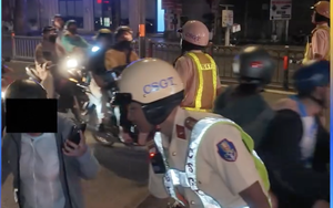 Thấy "chị gái" đi loạn choạng, mời chị thổi là các anh giữ xe dùm chị luôn