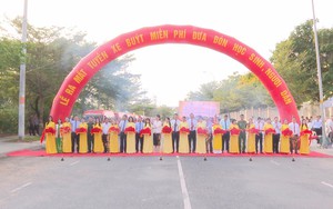 Xã Nhà Bè ra mắt tuyến xe buýt miễn phí đưa đón học sinh, người dân