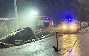 Xe khách chở 18 người lao xuống cống ở Sơn La, 4 người chết