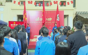 Chào cờ chào mừng Đại hội Đại biểu Toàn quốc lần thứ XIV của Đảng