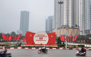 Đường phố rực rỡ sắc đỏ cờ hoa trong ngày làm việc đầu tiên Đại hội XIV của Đảng
