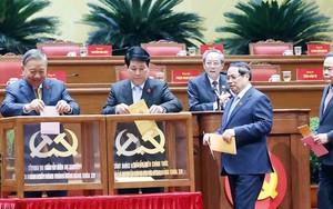 Hình ảnh đại biểu bỏ phiếu bầu Ban chấp hành Trung ương khóa XIV