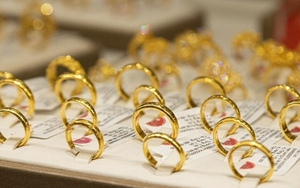 Thị trường ngày 23/1/2026: Xăng dầu lao dốc, vàng biến động trái chiều