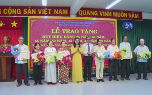 Lãnh đạo TP. Hồ Chí Minh trao Huy hiệu Đảng cho Đảng viên cao tuổi phường Gia Định