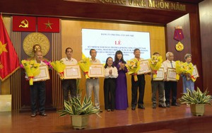 Lãnh đạo Thành ủy TP. Hồ Chí Minh trao Huy hiệu Đảng dịp 3/2 tại phường Tân Sơn Nhì