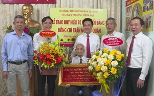 Đồng chí Trần Ngươn Quân vinh dự nhận Huy hiệu 70 năm tuổi Đảng