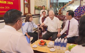 Lãnh đạo TP. Hồ Chí Minh trao tặng Huy hiệu 80 năm tuổi Đảng cho Đảng viên Nguyễn Kiến Văn