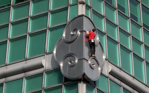 Alex Honnold hoàn thành leo tòa nhà cao 508m Taipei 101 không dây bảo hộ
