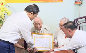 Bí thư Thành ủy TP. Hồ Chí Minh trao huy hiệu 80 năm tuổi đảng cho đảng viên lão thành