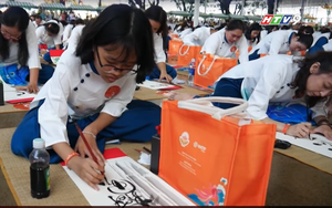 Hơn 1.000 người đồng diễn nghệ thuật thư pháp ở TP. Hồ Chí Minh