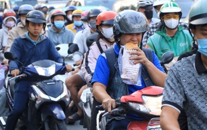 Đường phố TP. Hồ Chí Minh ngày làm việc đầu tiên năm 2026: Hối hả… 'chạy' Tết Nguyên đán