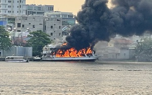 Cháy du thuyền trên sông Sài Gòn
