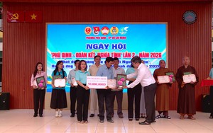 TP. Hồ Chí Minh trao phương tiện sinh kế, hỗ trợ 305 hộ cận nghèo