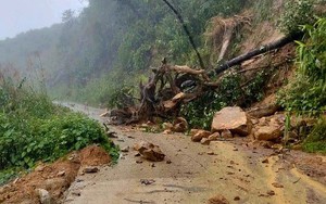 Sạt lở đất đá ở Nam Trà My, Đà Nẵng, đường vào khu dân cư tê liệt