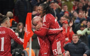Rio Ngumoha tỏa sáng, giúp Liverpool ngược dòng kịch tính tại Champions League