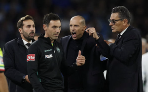 HLV Napoli bị cấm chỉ đạo 2 trận vì phản ứng với trọng tài