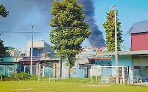 Cháy kho chứa vỏ xe ở Đồng Nai, cột khói cao hàng chục mét