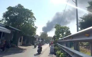 Cháy kho chứa vỏ xe ở Đồng Nai, cột khói bốc cao hàng chục mét
