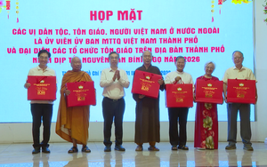 Gặp gỡ, chúc Tết các vị chức sắc tôn giáo, vị dân tộc đại diện Hội Người Việt Nam ở nước ngoài