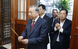 Tổng Bí thư Tô Lâm thắp hương tưởng nhớ các cố Tổng Bí thư và Đại tướng Võ Nguyên Giáp