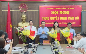 Chủ tịch UBND TP. Hồ Chí Minh Nguyễn Văn Được trao quyết định cán bộ