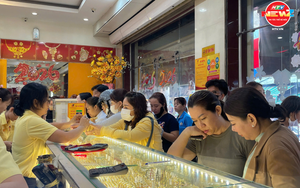 Người dân TP. Hồ Chí Minh đội mưa mua vàng ngày vía Thần Tài